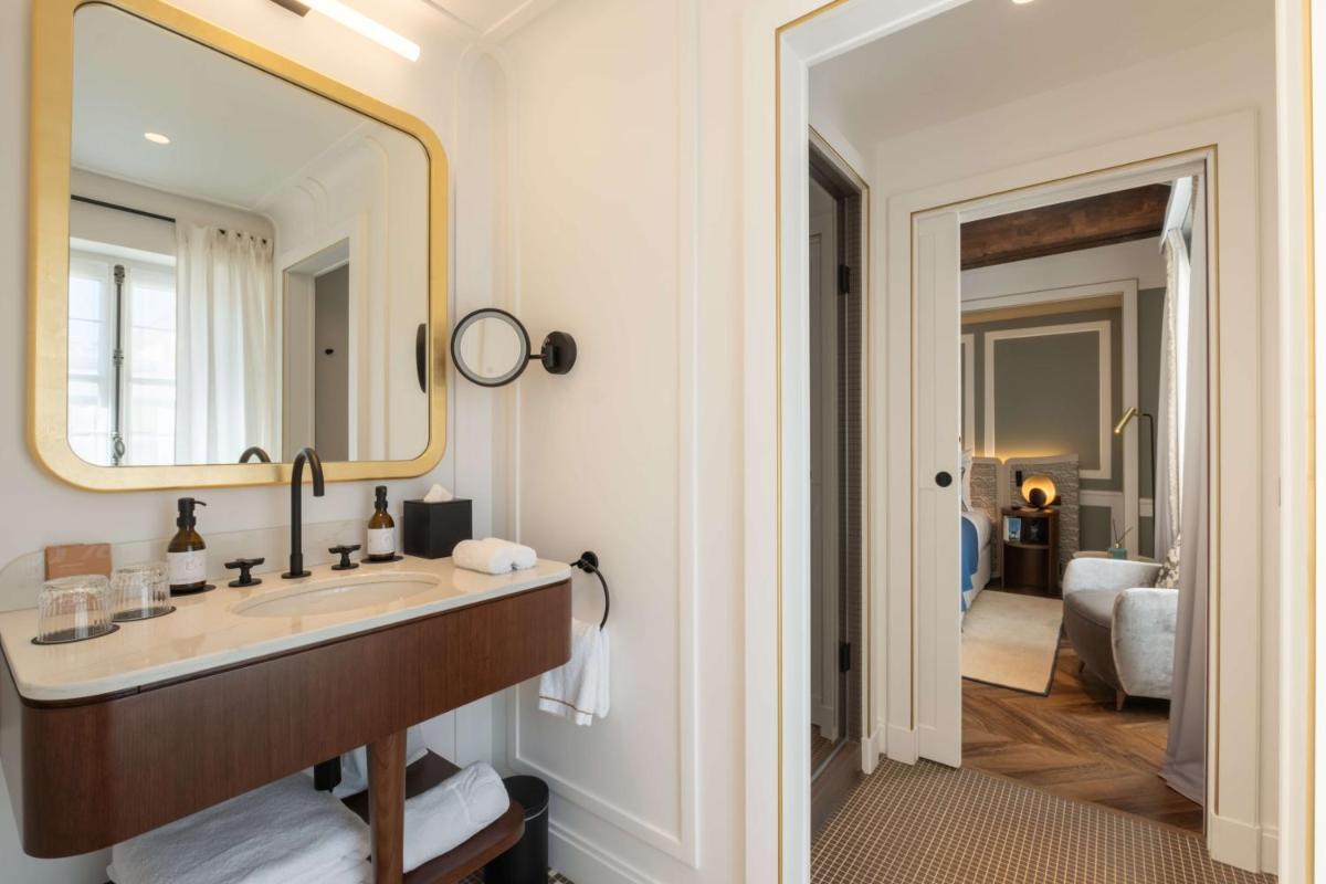 Salle de bains dans l'établissement Hôtel Les Lumières - Relais & Châteaux