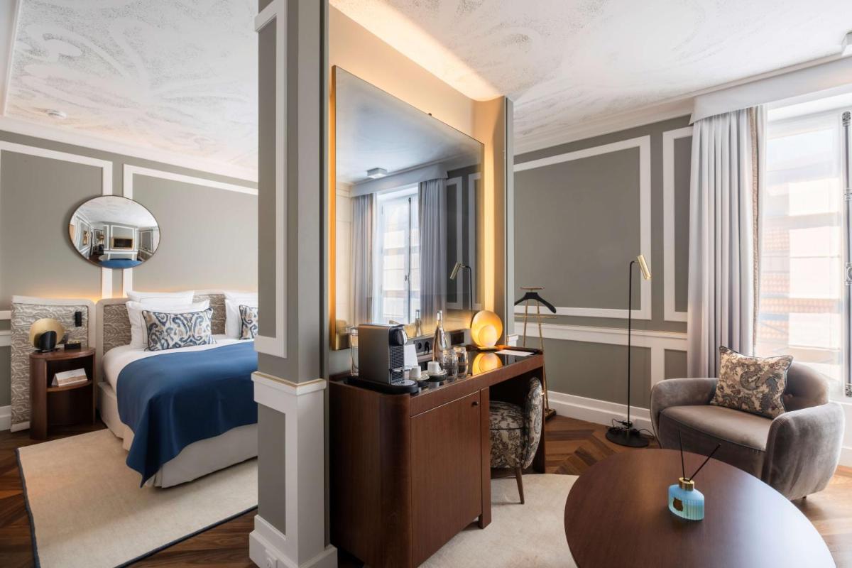Un ou plusieurs lits dans un hébergement de l'établissement Hôtel Les Lumières - Relais & Châteaux