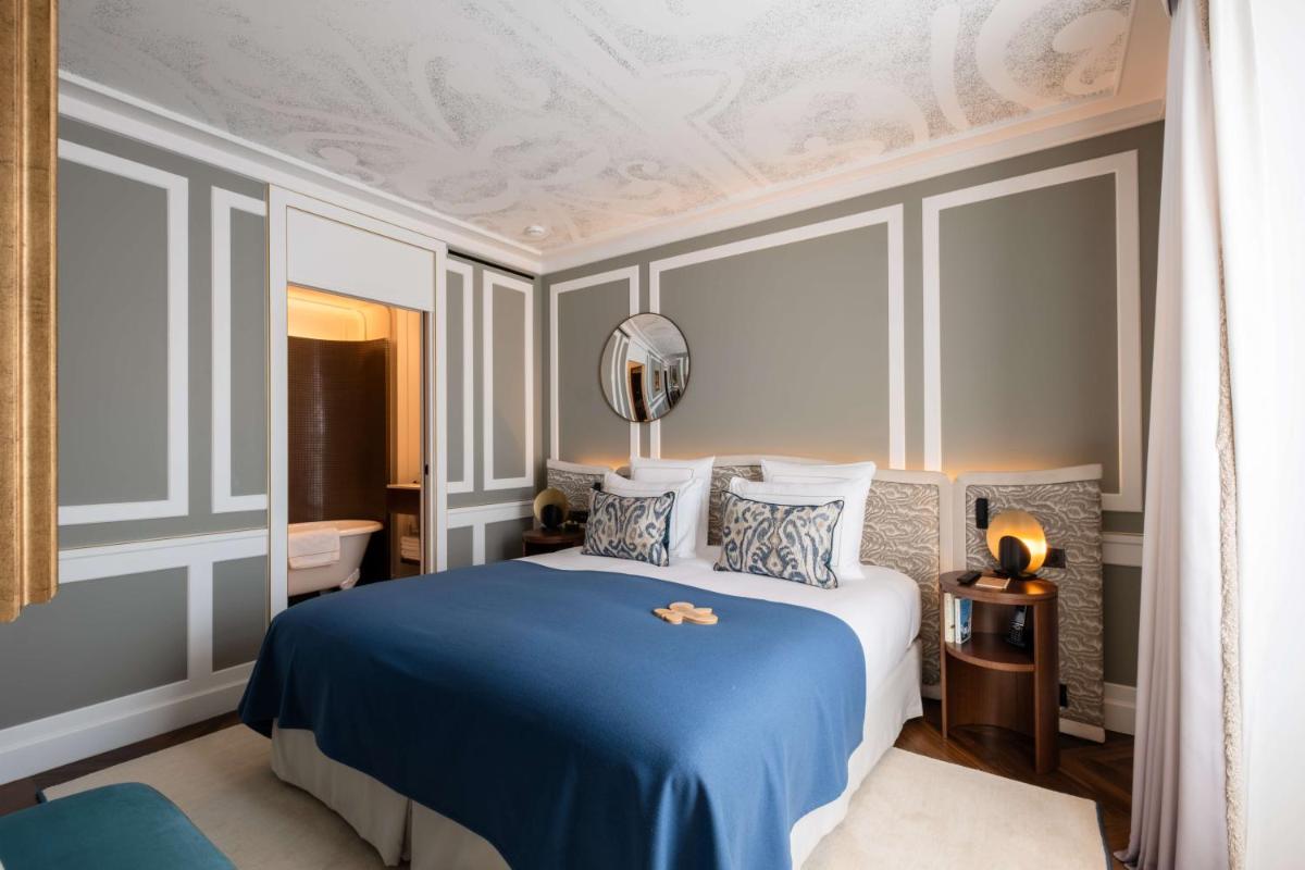 Un ou plusieurs lits dans un hébergement de l'établissement Hôtel Les Lumières - Relais & Châteaux