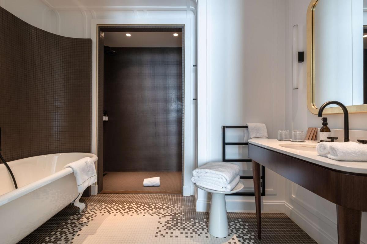 Salle de bains dans l'établissement Hôtel Les Lumières - Relais & Châteaux