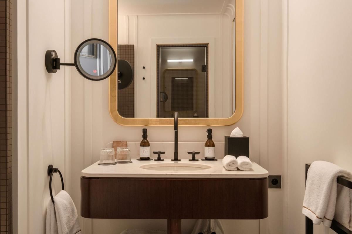Salle de bains dans l'établissement Hôtel Les Lumières - Relais & Châteaux
