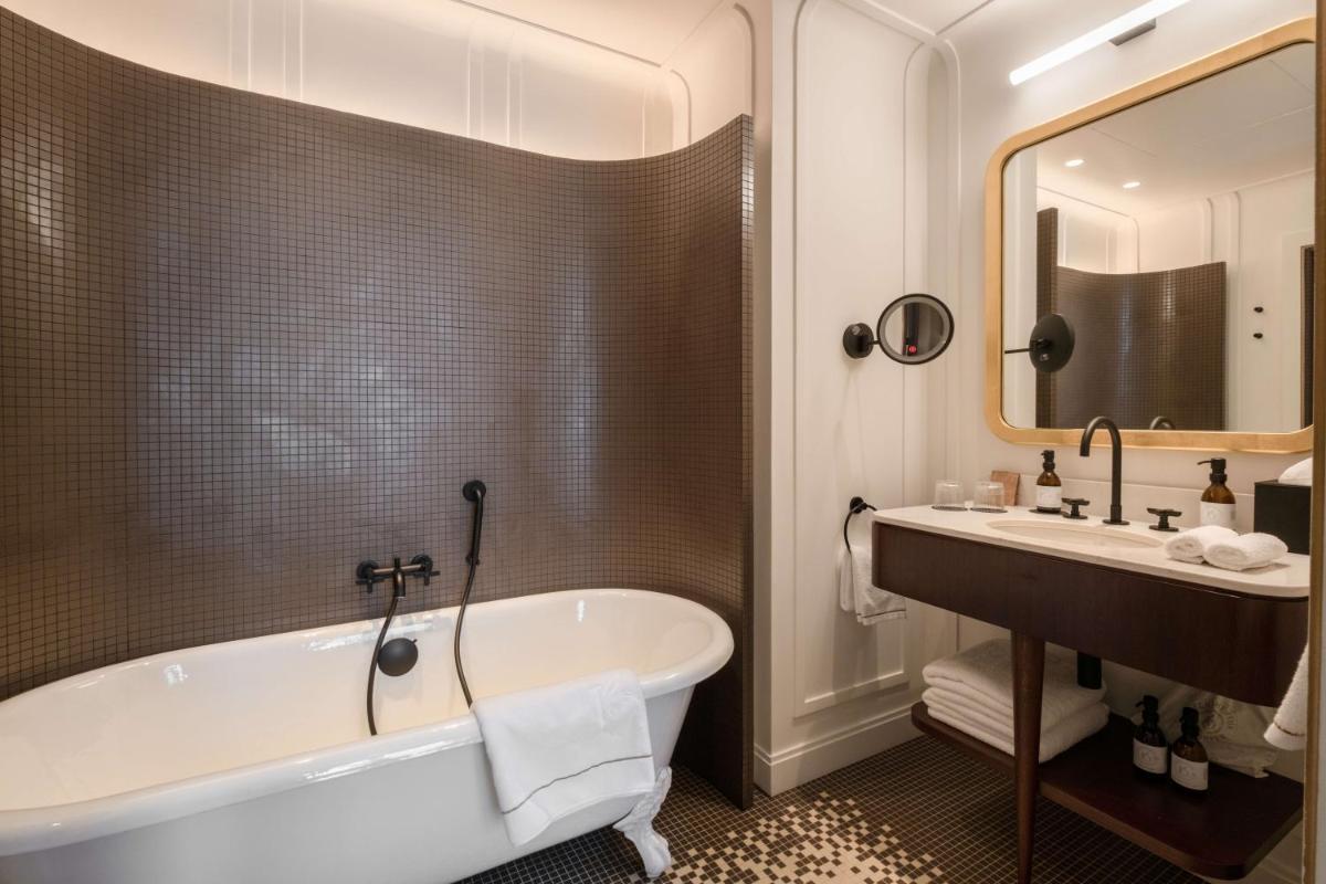 Salle de bains dans l'établissement Hôtel Les Lumières - Relais & Châteaux