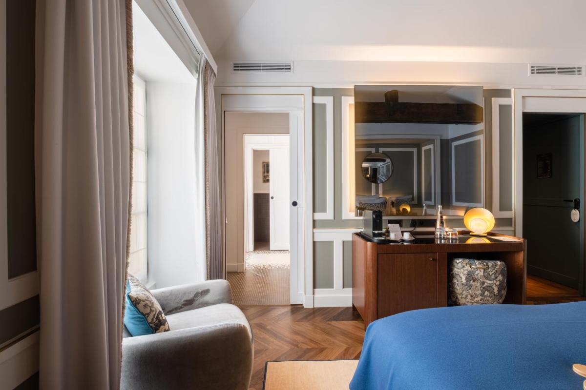 Coin salon dans l'établissement Hôtel Les Lumières - Relais & Châteaux