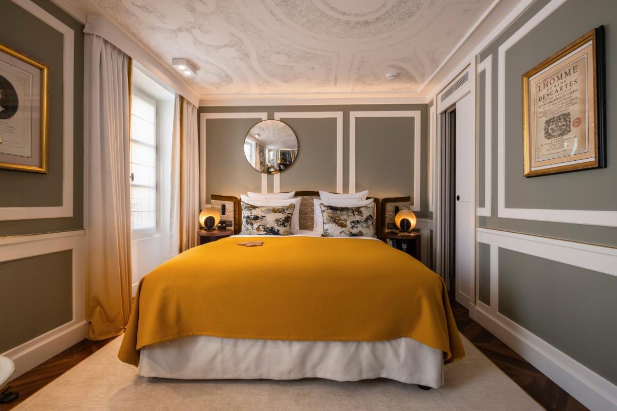 Un ou plusieurs lits dans un hébergement de l'établissement Hôtel Les Lumières - Relais & Châteaux