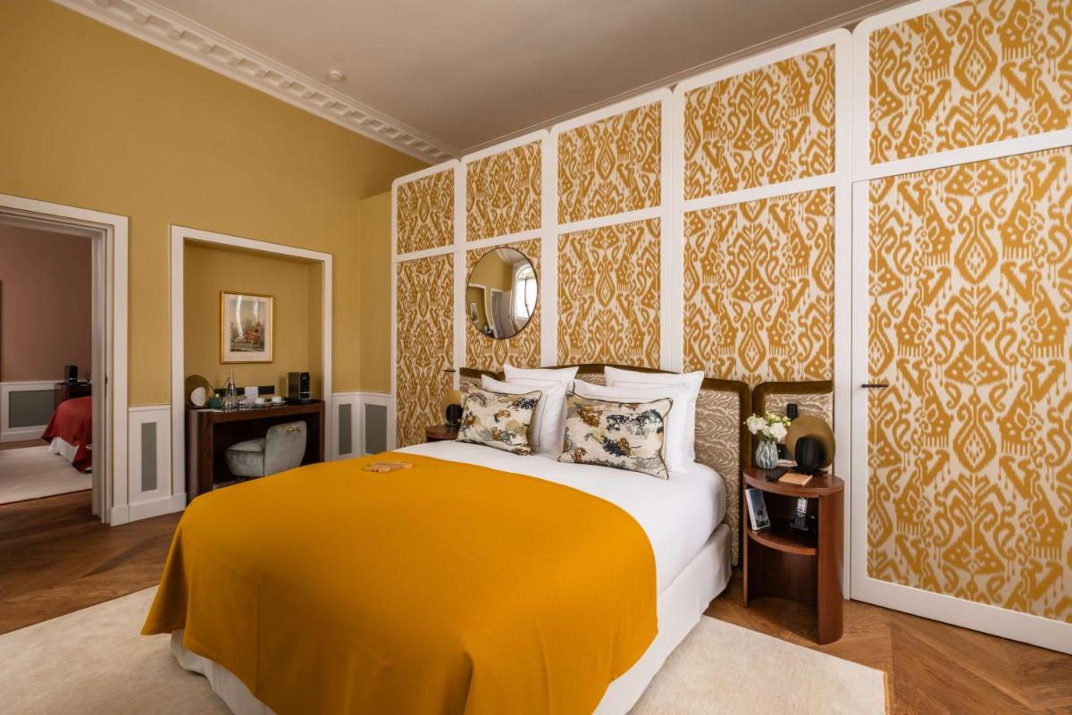 Un ou plusieurs lits dans un hébergement de l'établissement Hôtel Les Lumières - Relais & Châteaux
