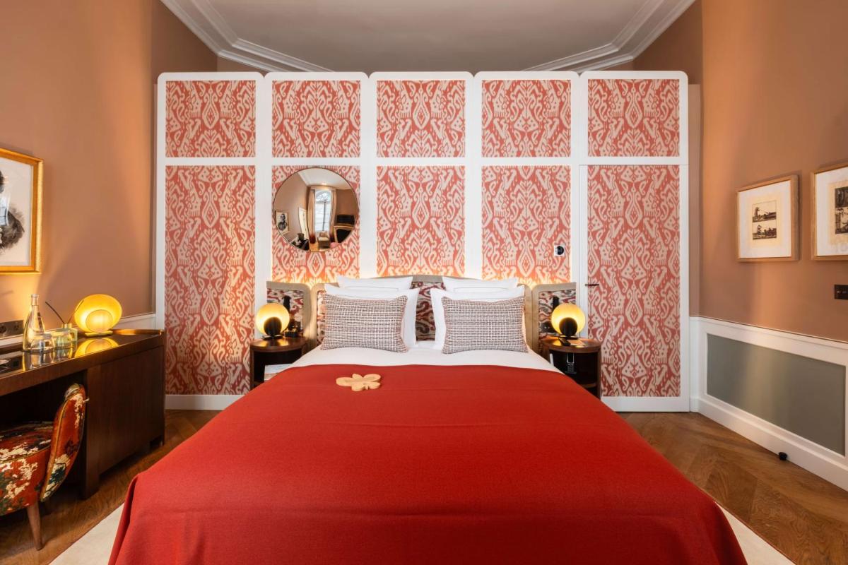 Un ou plusieurs lits dans un hébergement de l'établissement Hôtel Les Lumières - Relais & Châteaux