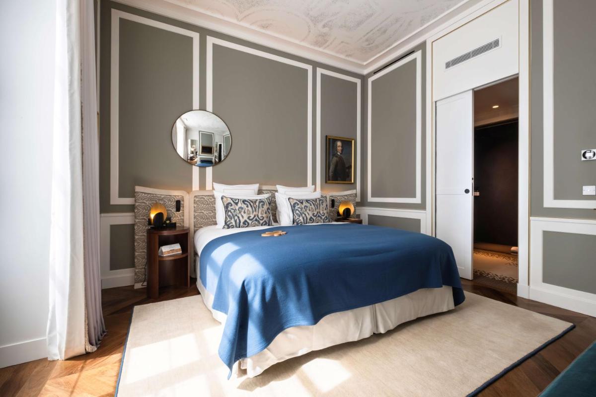 Un ou plusieurs lits dans un hébergement de l'établissement Hôtel Les Lumières - Relais & Châteaux