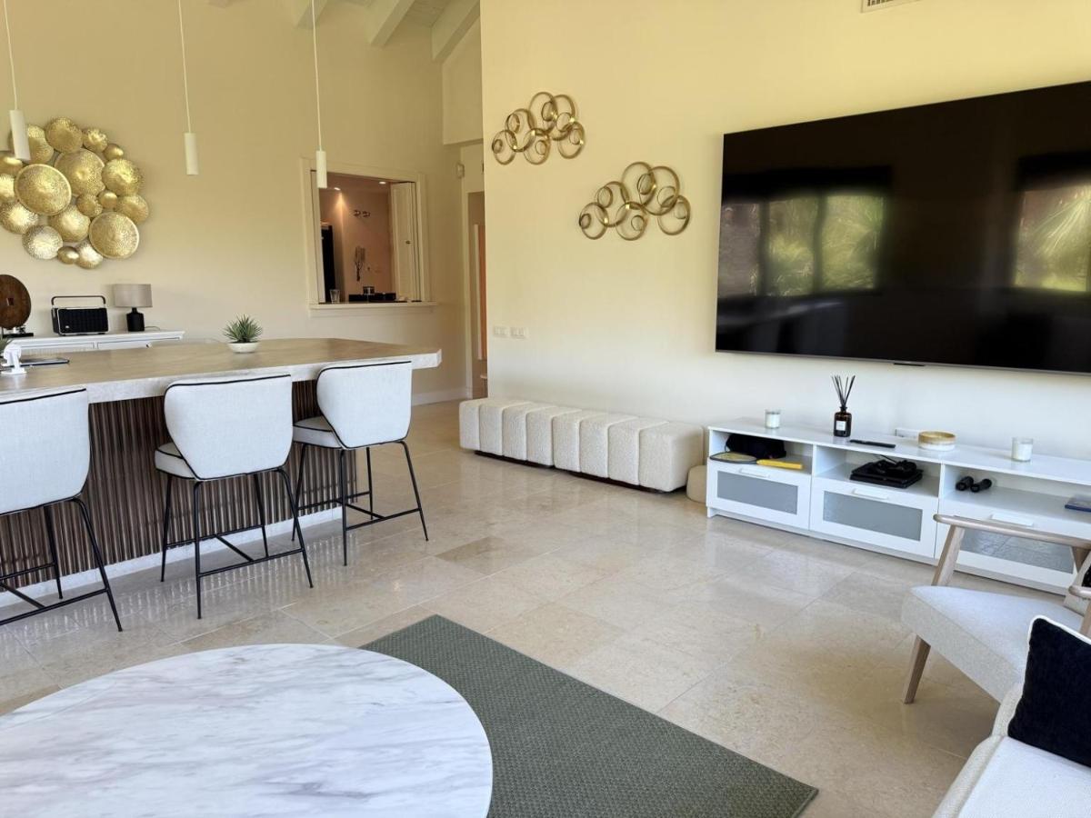 Una televisión o centro de entretenimiento en Aparthotel Novo Resort