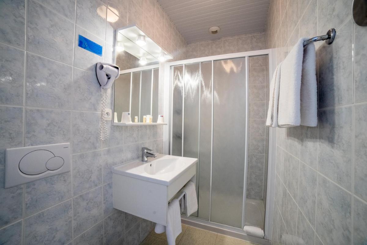 Salle de bains dans l'établissement Hotel Les Dunes