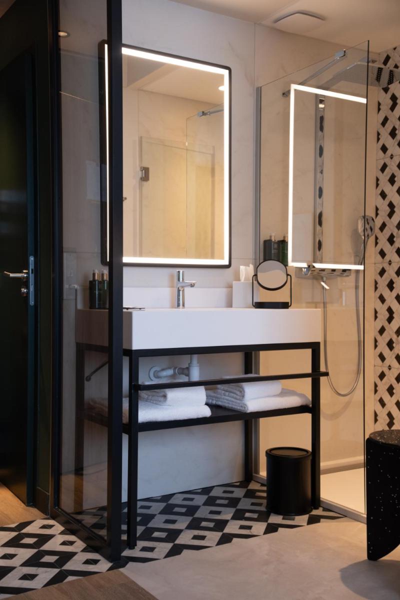 une salle de bains avec un lavabo et un miroir dans l'établissement Hotel & Spa Oceania Lille Les Augustins, à Lille