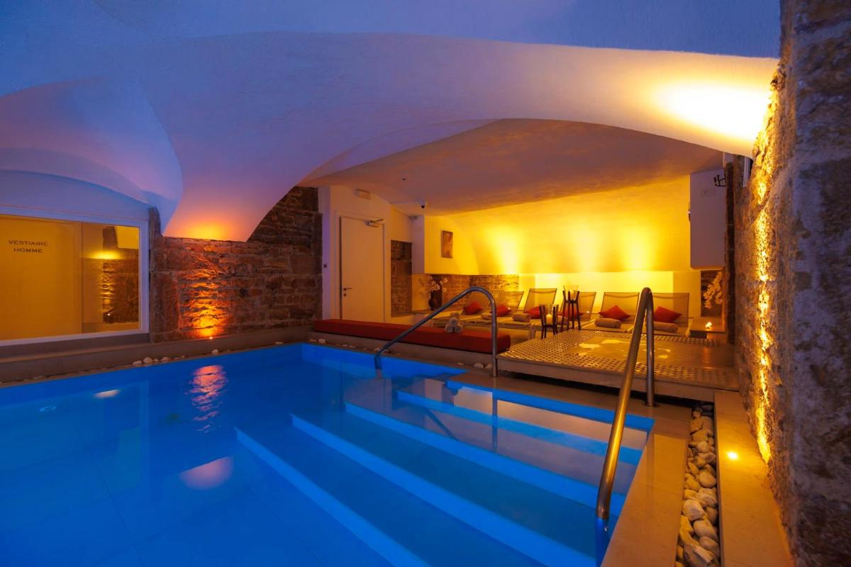 Piscine de l'établissement Boscolo Lyon Hotel & Spa ou située à proximité