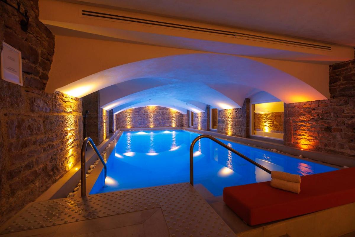 Piscine de l'établissement Boscolo Lyon Hotel & Spa ou située à proximité