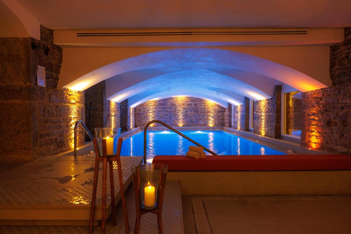 Piscine de l'établissement Boscolo Lyon Hotel & Spa ou située à proximité