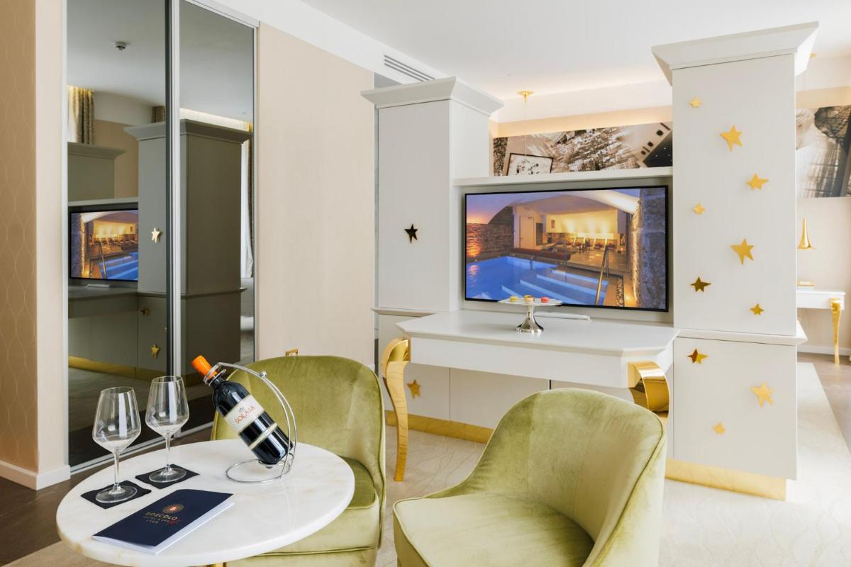 Télévision ou salle de divertissement dans l'établissement Boscolo Lyon Hotel & Spa