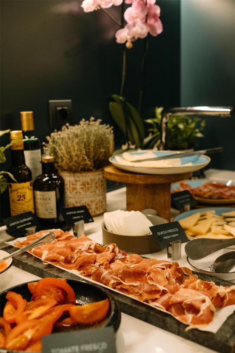 Comida en o cerca de este hotel