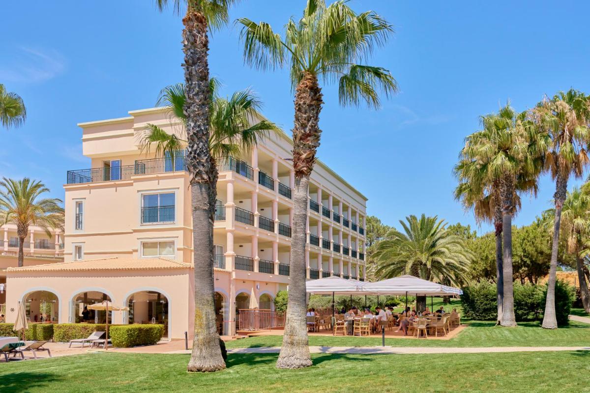 Um jardim no exterior de PortoBay Blue Ocean