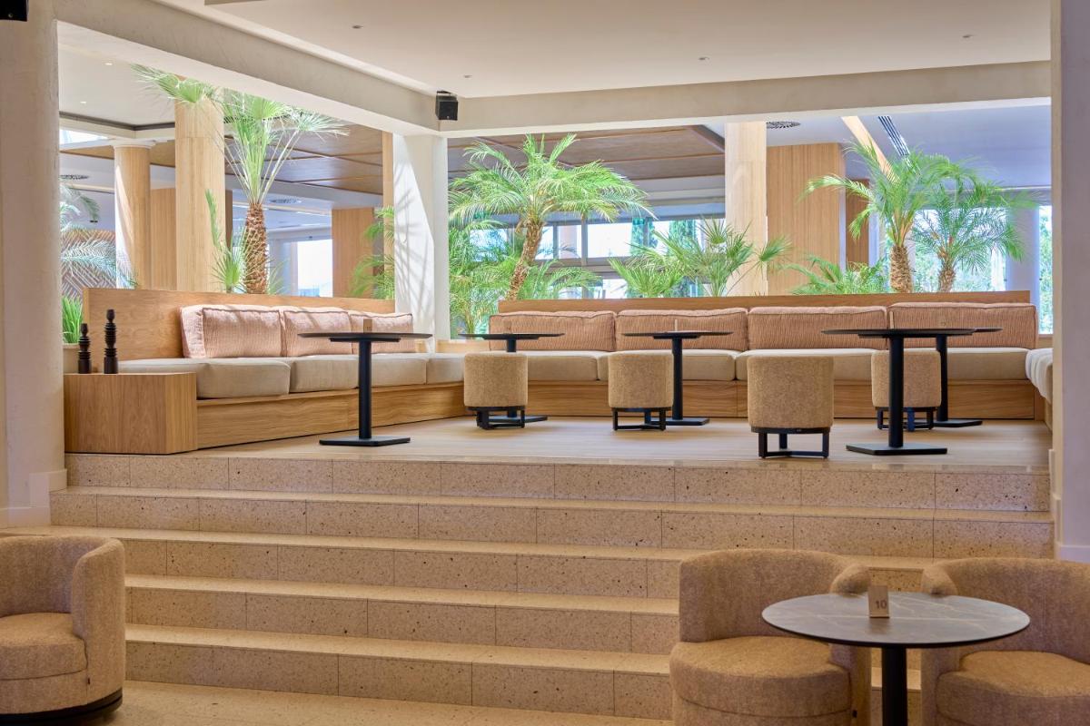 Uma área de estar em PortoBay Blue Ocean