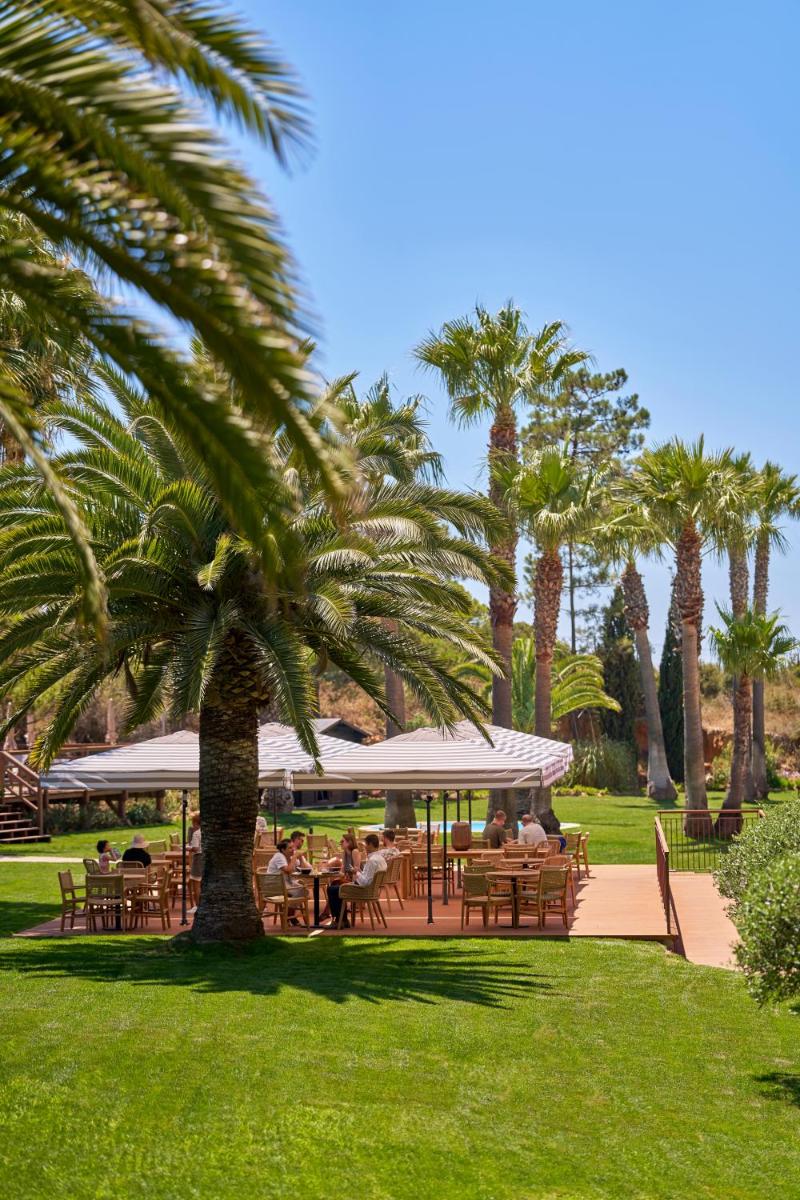 Um jardim no exterior de PortoBay Blue Ocean