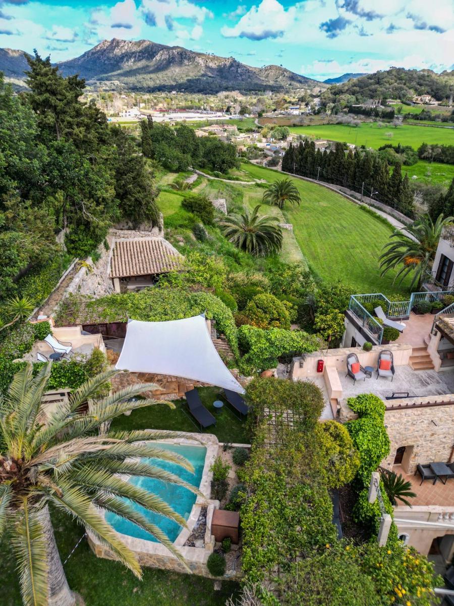 Una vista aérea de un complejo turístico con piscina y árboles. en Hotel & Restaurant Jardi d'Artà, en Artà