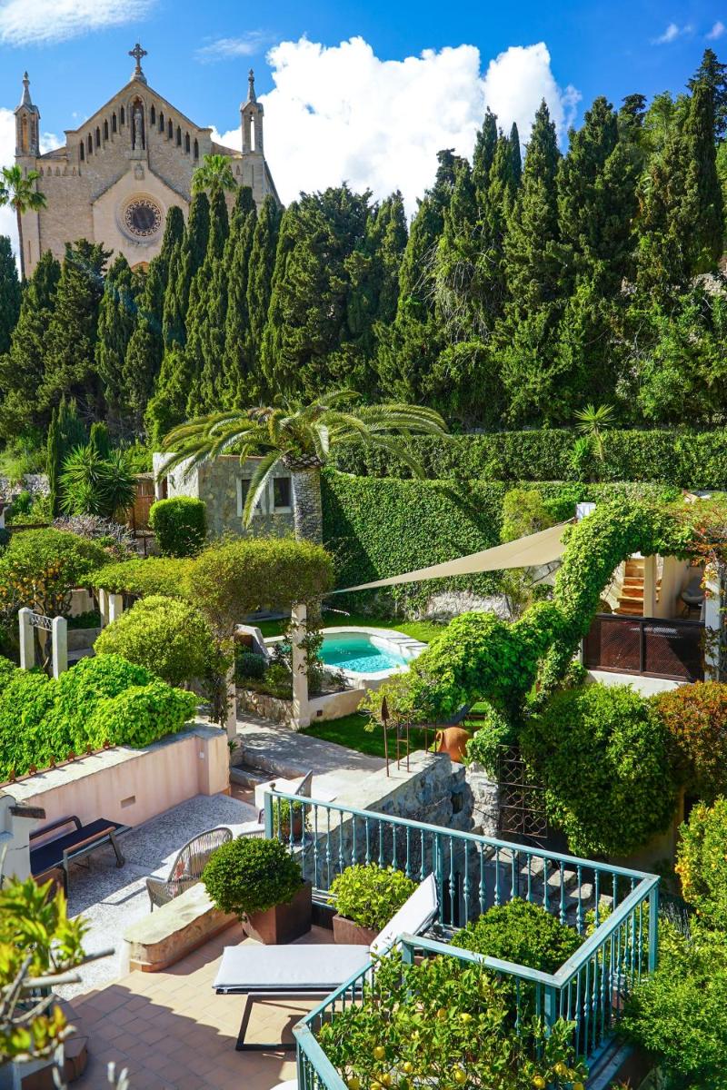 vistas a un jardín con árboles y a un edificio en Hotel & Restaurant Jardi d'Artà, en Artà