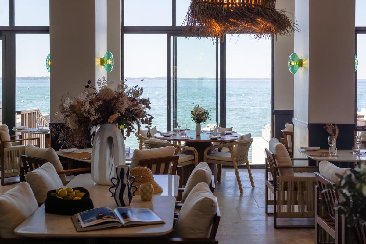 Vue générale sur la mer ou vue sur la mer prise depuis l'hôtel