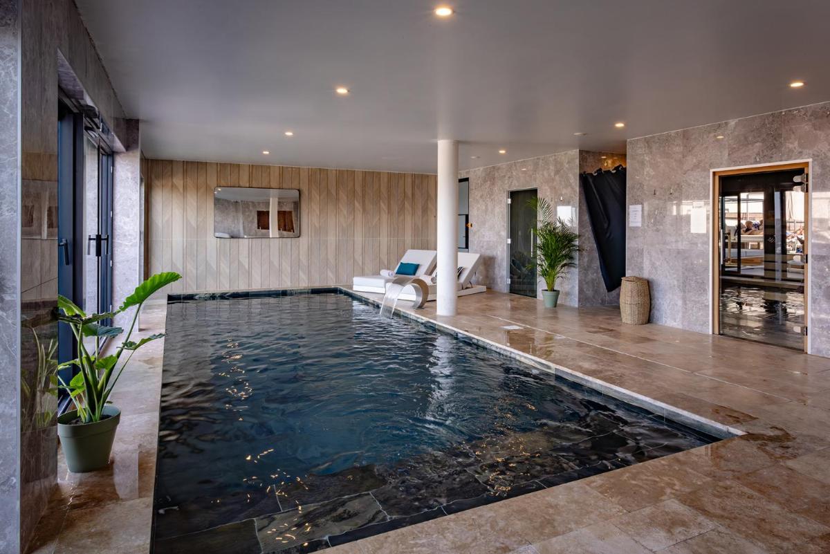 Piscine de l'établissement Les Vagues Hotel & Spa ou située à proximité