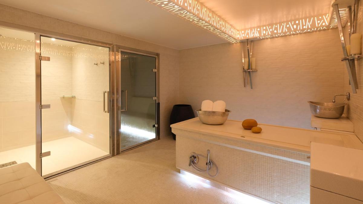 Salle de bains dans l'établissement Five Seas Cannes, a Member of Design Hotels™