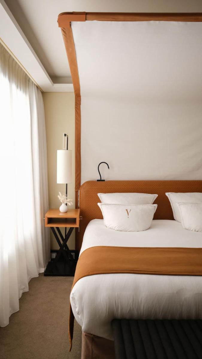 Un ou plusieurs lits dans un hébergement de l'établissement Five Seas Cannes, a Member of Design Hotels™