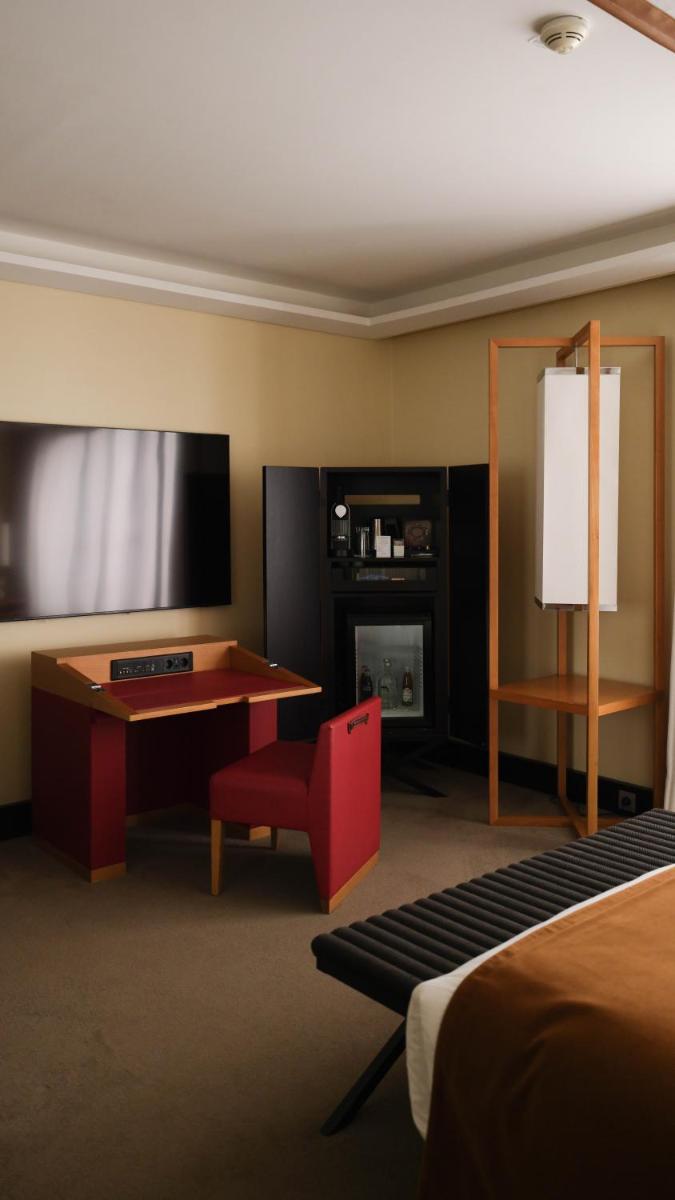 Télévision ou salle de divertissement dans l'établissement Five Seas Cannes, a Member of Design Hotels™