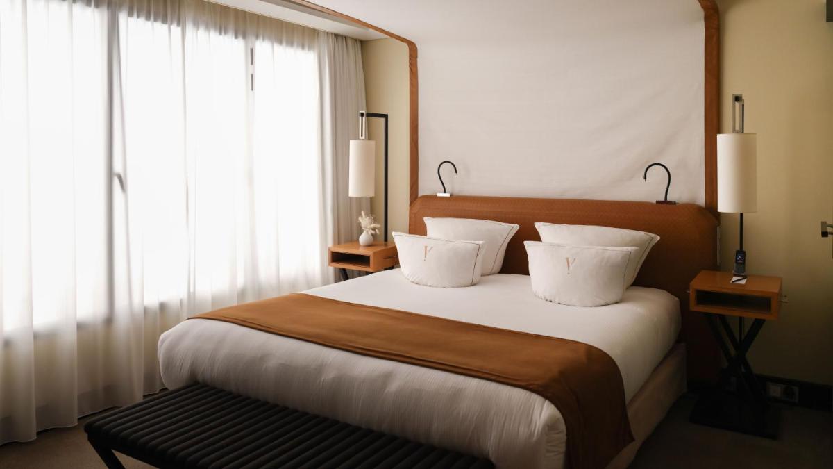 Un ou plusieurs lits dans un hébergement de l'établissement Five Seas Cannes, a Member of Design Hotels™