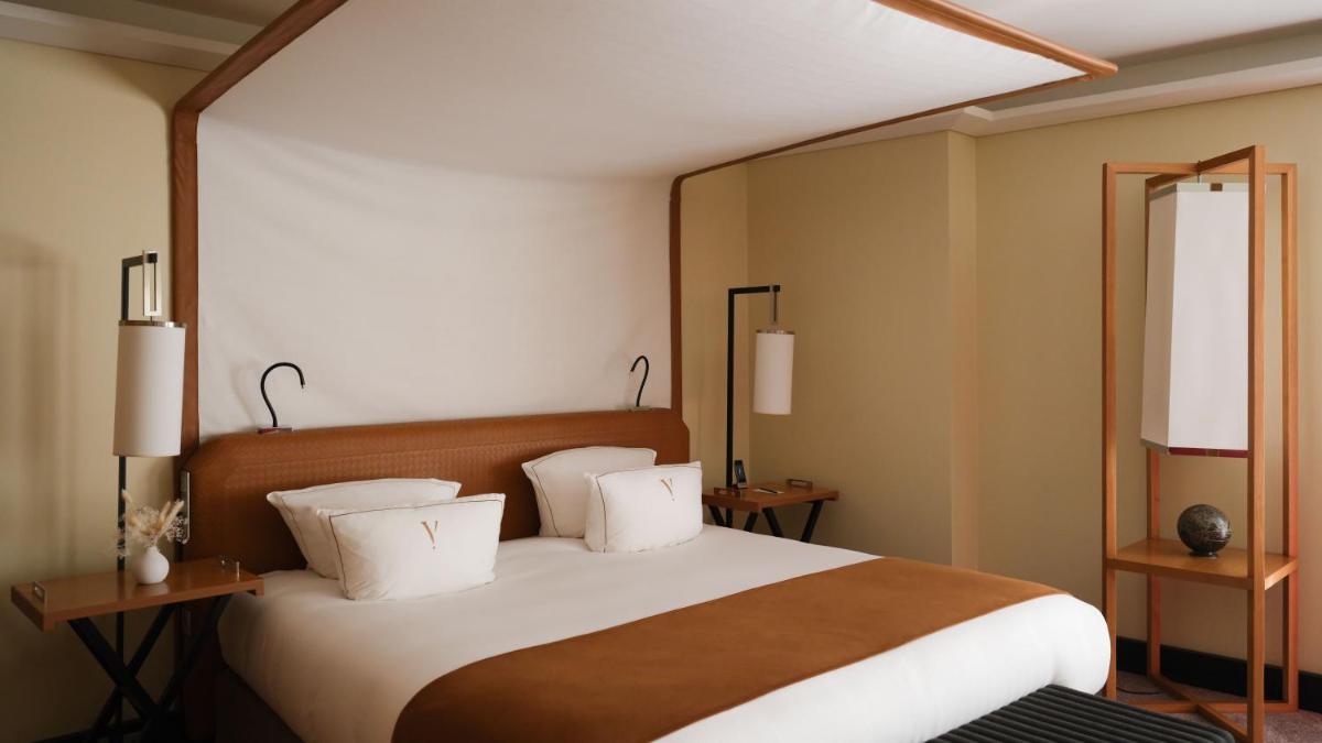 Un ou plusieurs lits dans un hébergement de l'établissement Five Seas Cannes, a Member of Design Hotels™