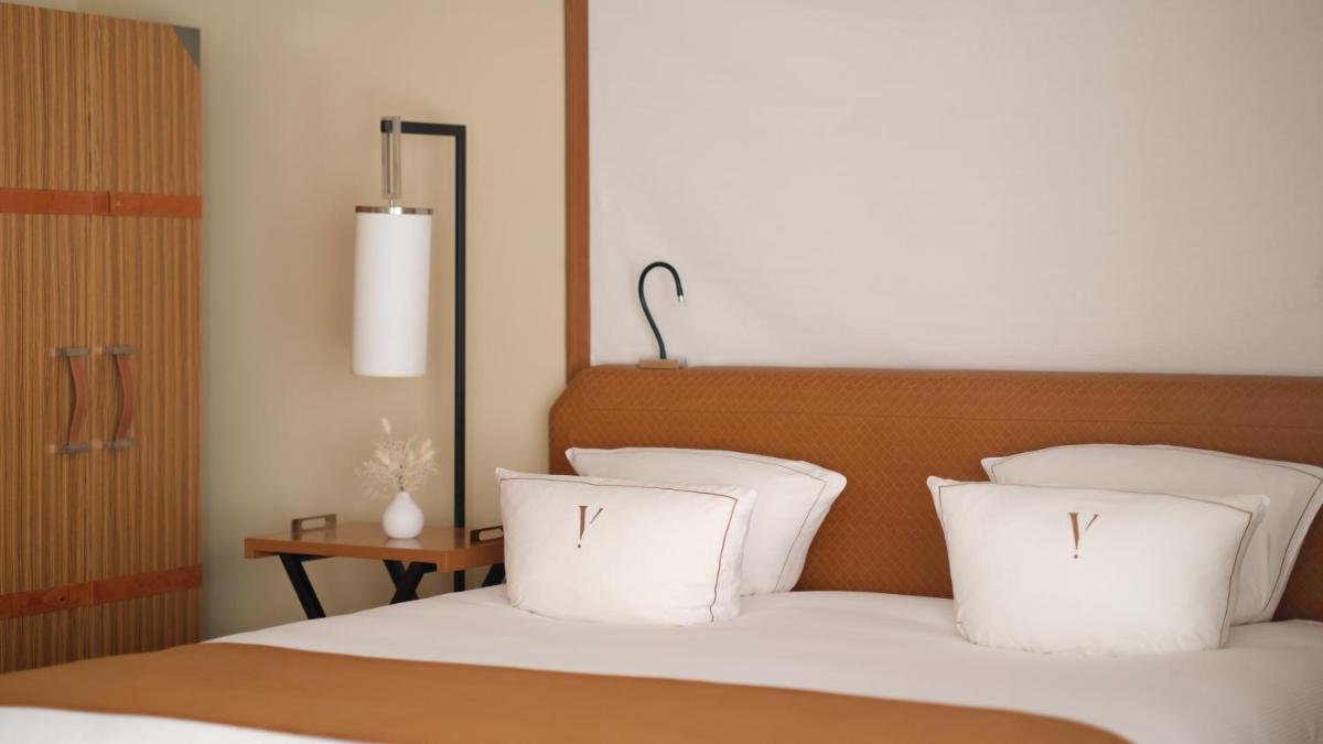 Un ou plusieurs lits dans un hébergement de l'établissement Five Seas Cannes, a Member of Design Hotels™