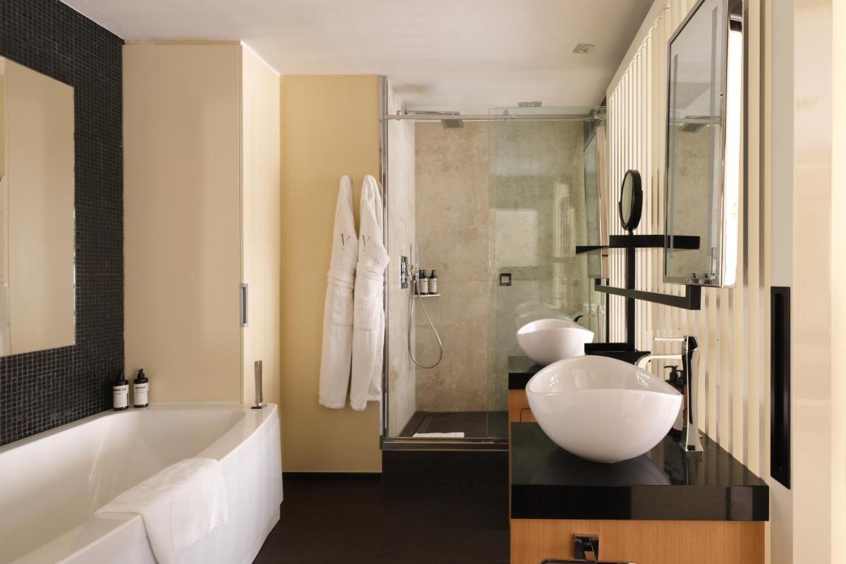 Salle de bains dans l'établissement Five Seas Cannes, a Member of Design Hotels™