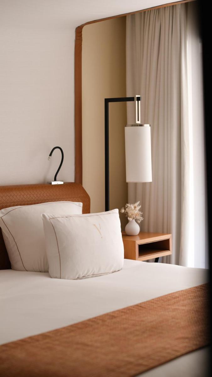 Un ou plusieurs lits dans un hébergement de l'établissement Five Seas Cannes, a Member of Design Hotels™