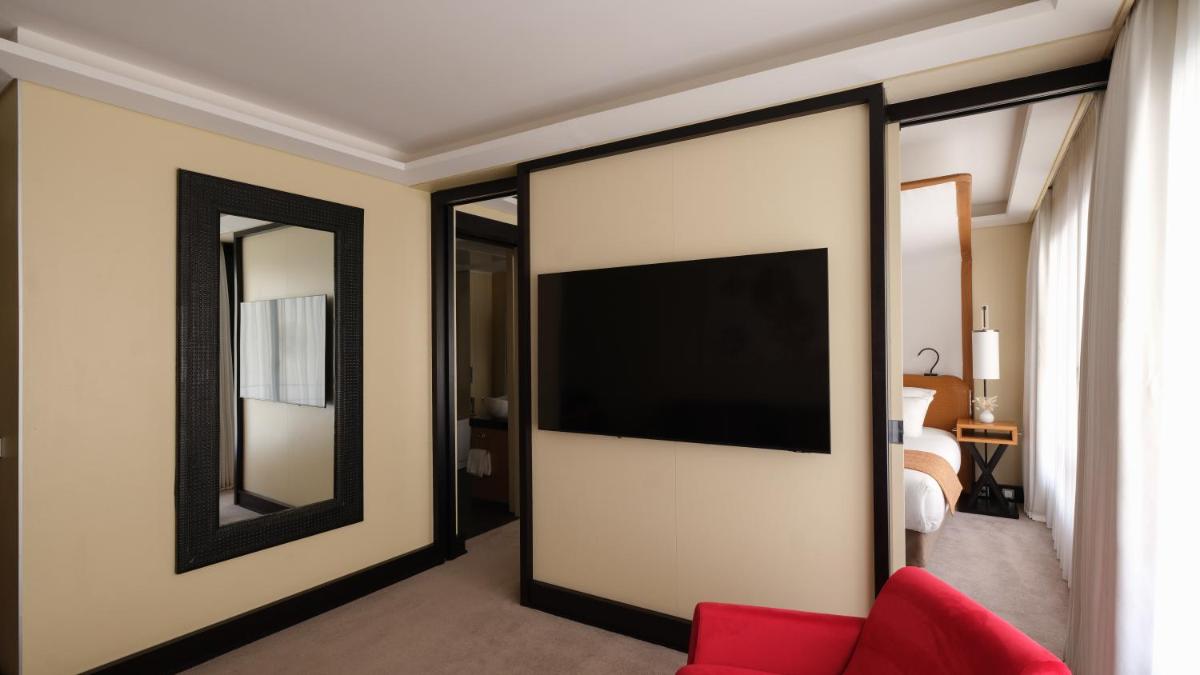Télévision ou salle de divertissement dans l'établissement Five Seas Cannes, a Member of Design Hotels™