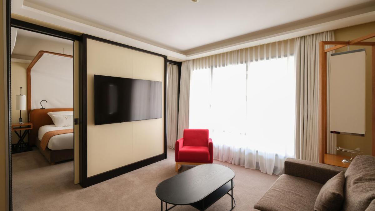 Télévision ou salle de divertissement dans l'établissement Five Seas Cannes, a Member of Design Hotels™