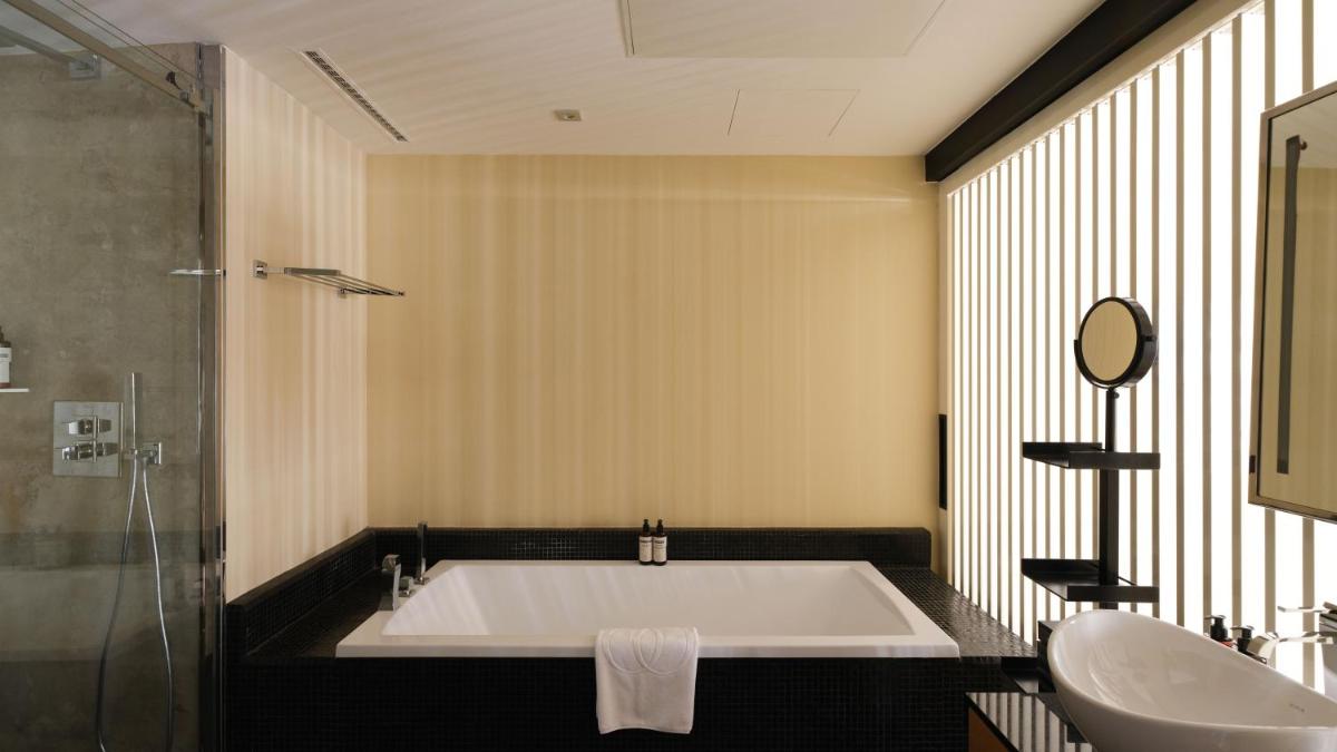 Salle de bains dans l'établissement Five Seas Cannes, a Member of Design Hotels™