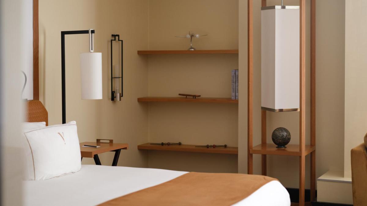 Un ou plusieurs lits dans un hébergement de l'établissement Five Seas Cannes, a Member of Design Hotels™