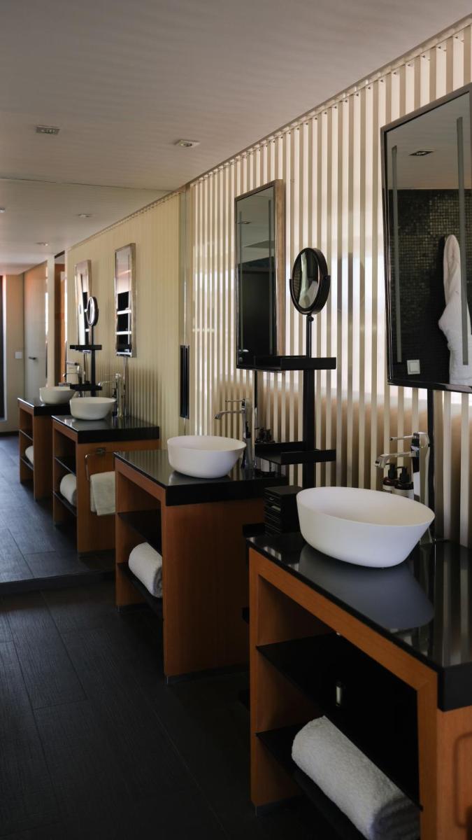 Télévision ou salle de divertissement dans l'établissement Five Seas Cannes, a Member of Design Hotels™