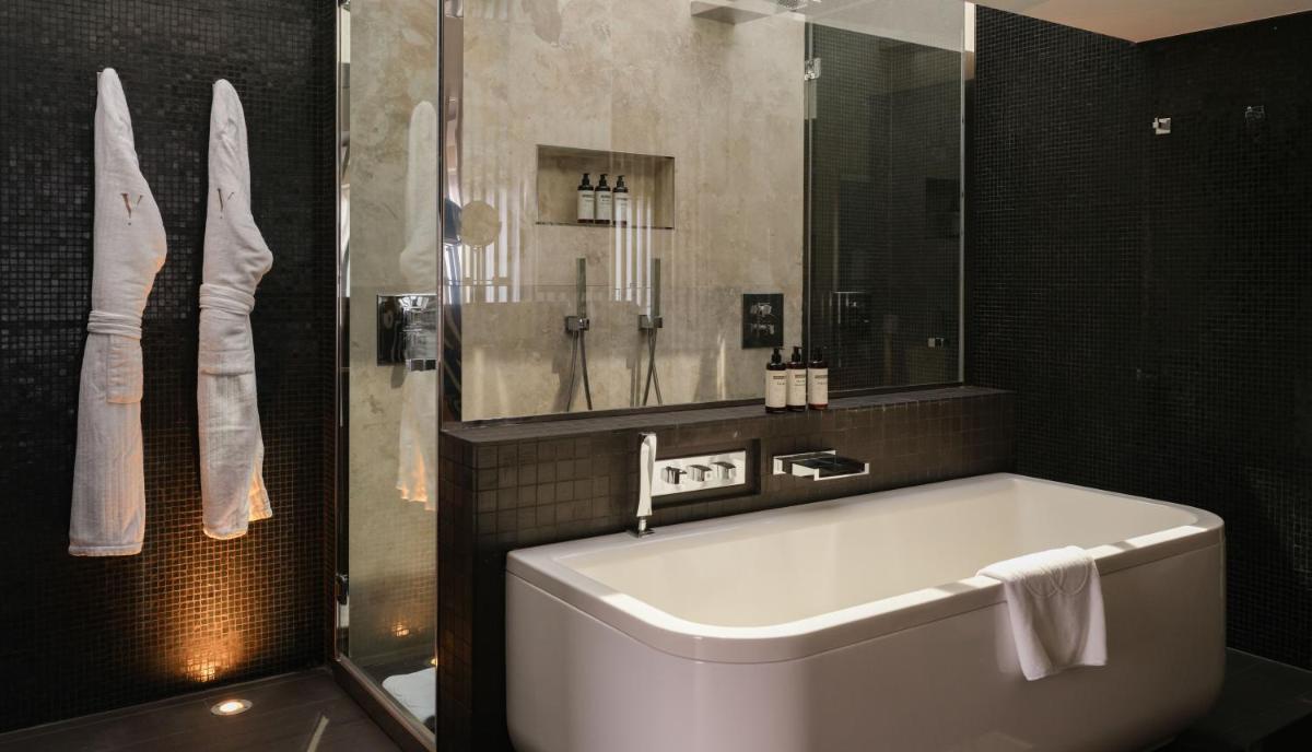 Salle de bains dans l'établissement Five Seas Cannes, a Member of Design Hotels™