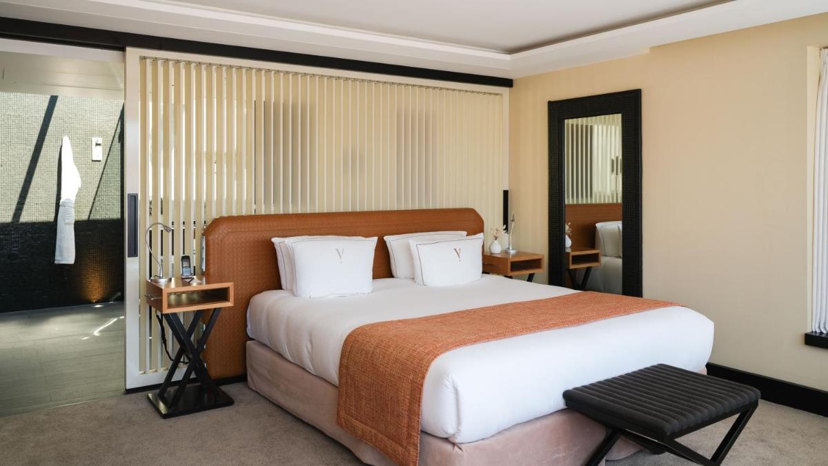 Un ou plusieurs lits dans un hébergement de l'établissement Five Seas Cannes, a Member of Design Hotels™
