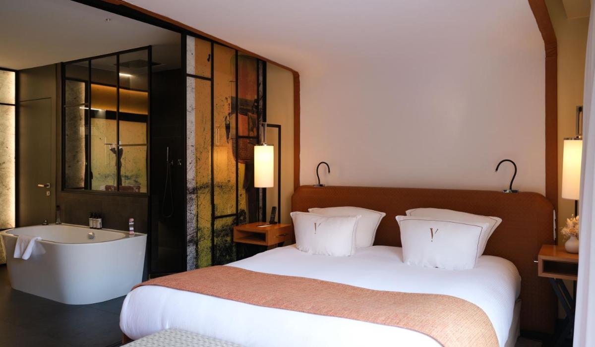 Un ou plusieurs lits dans un hébergement de l'établissement Five Seas Cannes, a Member of Design Hotels™