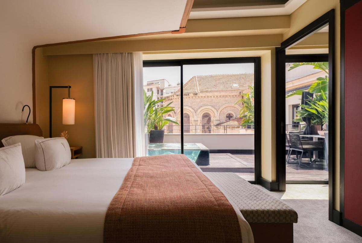 Un ou plusieurs lits dans un hébergement de l'établissement Five Seas Cannes, a Member of Design Hotels™