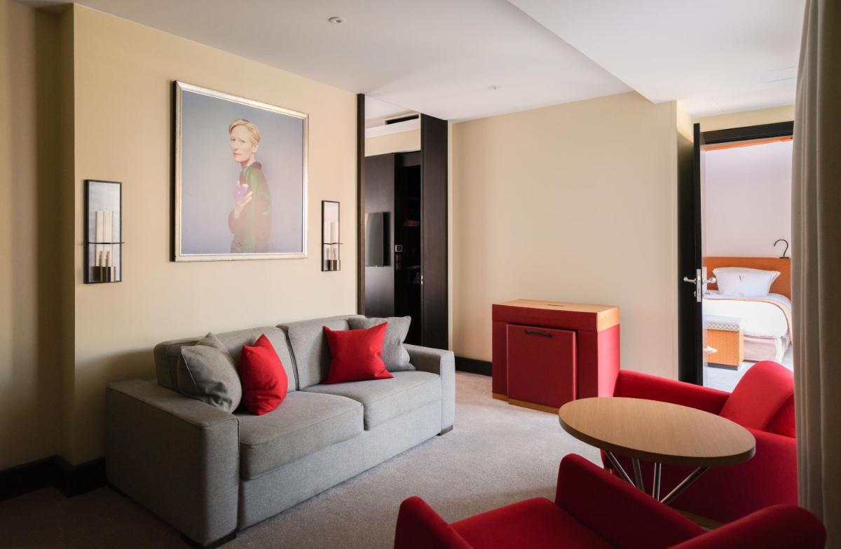 Coin salon dans l'établissement Five Seas Cannes, a Member of Design Hotels™