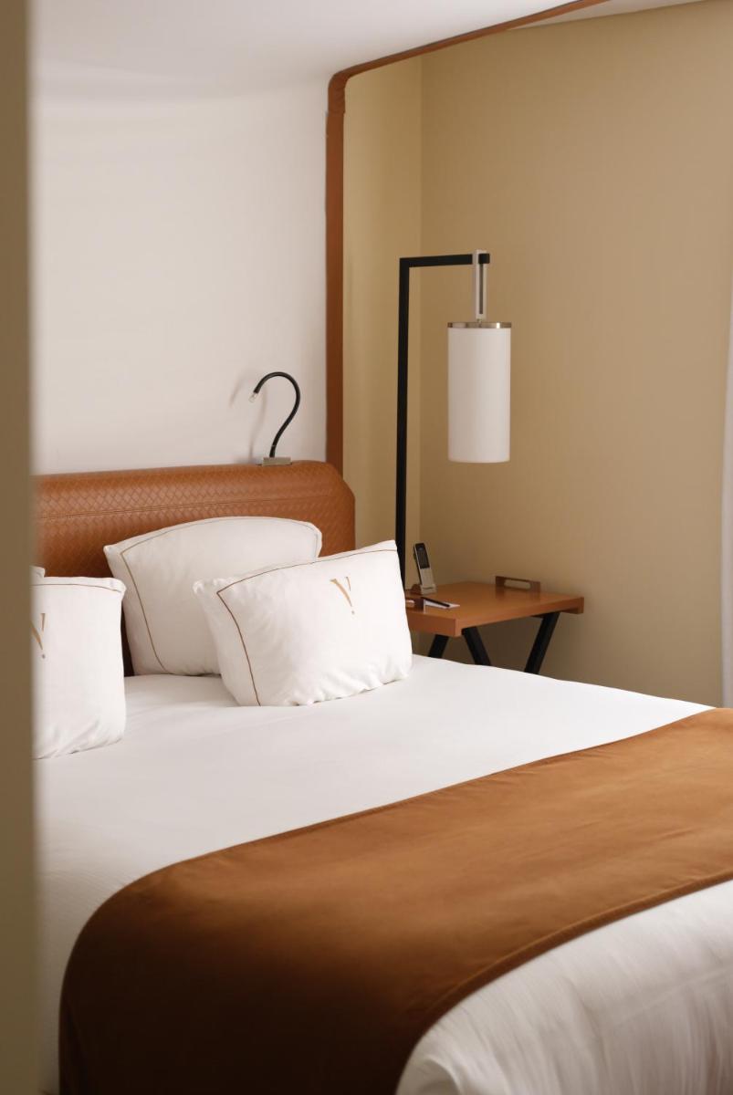 Un ou plusieurs lits dans un hébergement de l'établissement Five Seas Cannes, a Member of Design Hotels™