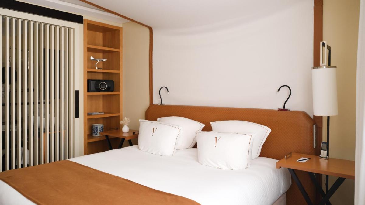Un ou plusieurs lits dans un hébergement de l'établissement Five Seas Cannes, a Member of Design Hotels™