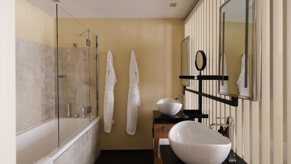 Salle de bains dans l'établissement Five Seas Cannes, a Member of Design Hotels™