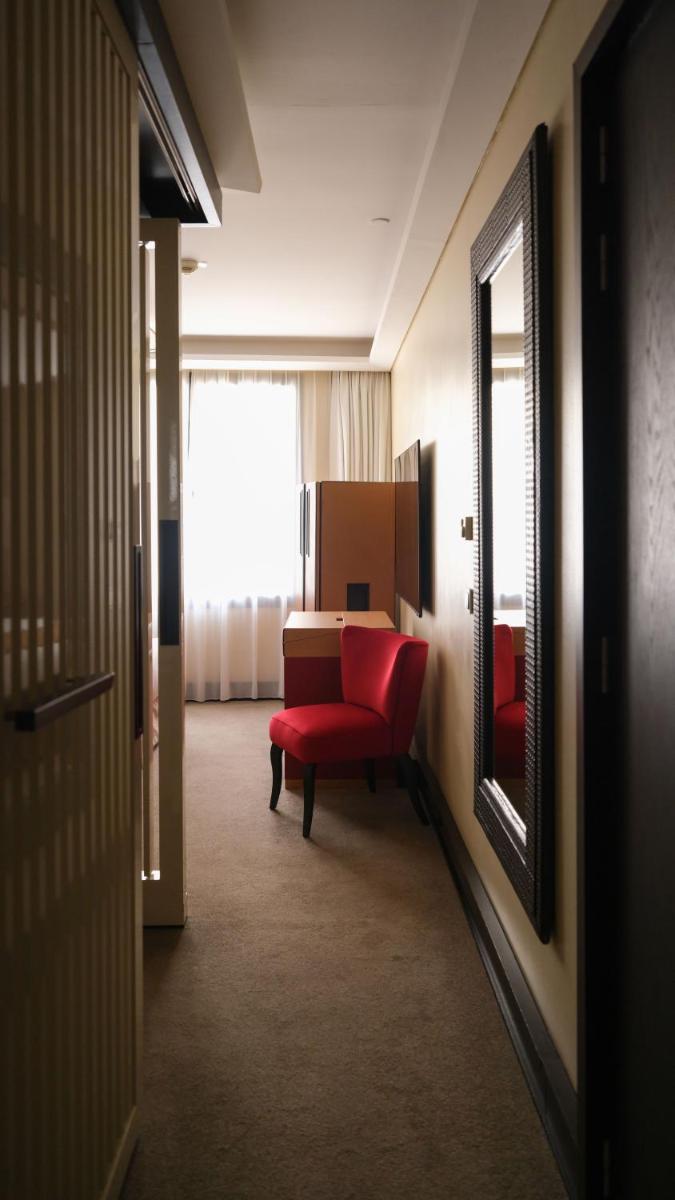 Un ou plusieurs lits dans un hébergement de l'établissement Five Seas Cannes, a Member of Design Hotels™