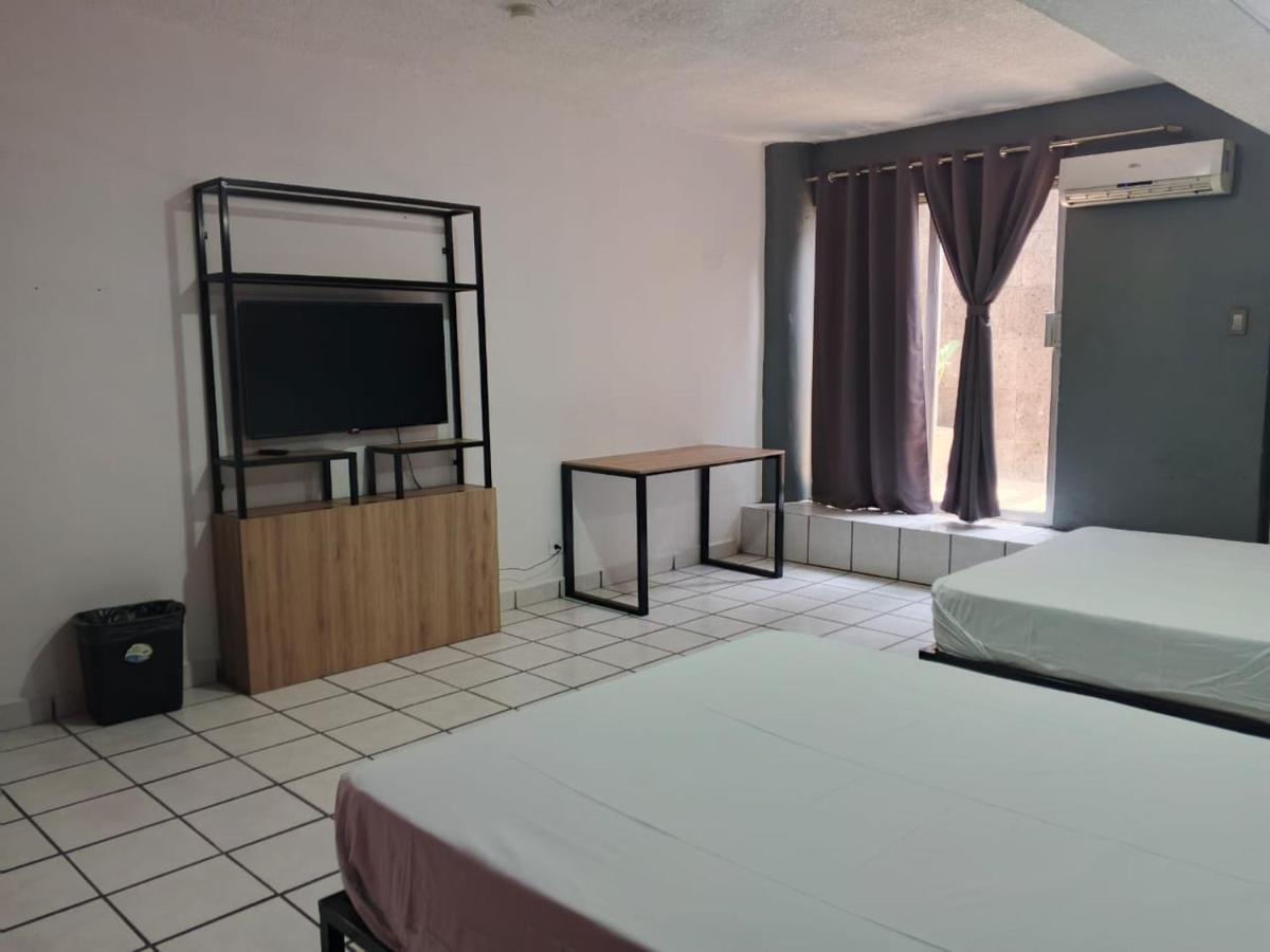 Unidades Privadas con AC-TV-WiFi y Estacionamiento en Centro de MTY - Housity