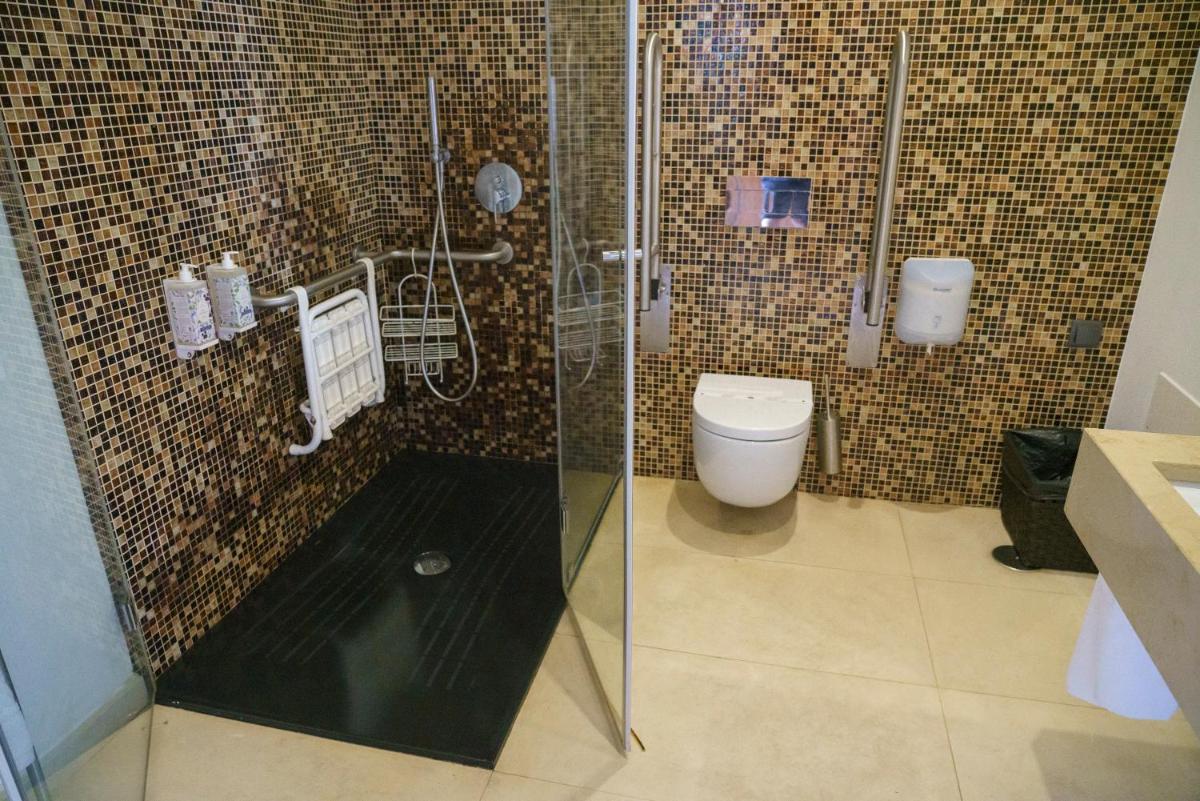 Uma casa de banho em Real Abadia, Congress & Spa Hotel